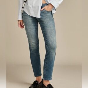 Lucky Brand NEW Sweet Mid Rise Classic Riot Wash Straight Light Blue Denim Jeans